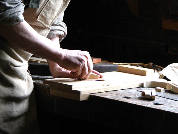 Nuestro equipo de profesionales cuenta  con muchos años de contrastada <strong>experiencia</strong> en el sector de la <strong>carpintería de madera en Burgui/Burgi</strong>.